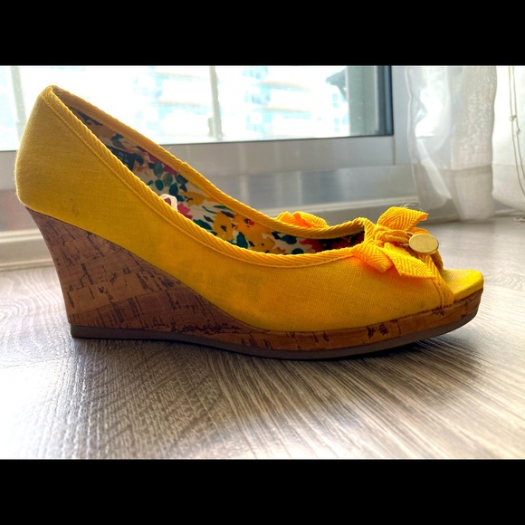 Yellow wedges w bow tie and ornament - Picture 2 of 6